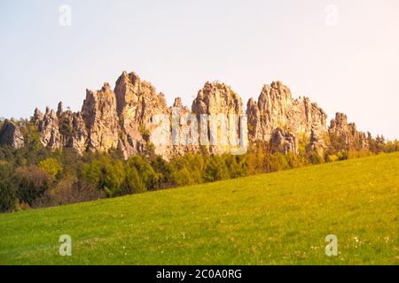 Crête monumentale en grès de Suche Skaly, alias Dry Rocks, illuminée par le soleil de la soirée d'été près de Mala Skala dans le Paradis tchèque Banque D'Images