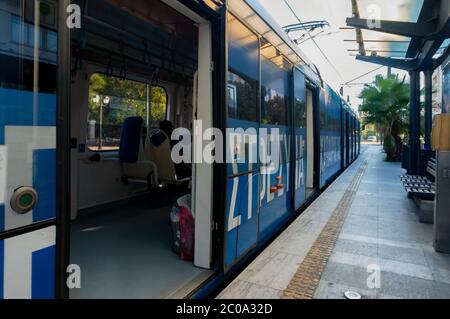 Athènes, Attique / Grèce. Le tramway de la ville d'Athènes à la station de la place Syntagma. Une partie de l'intérieur est visible par les portes ouvertes Banque D'Images