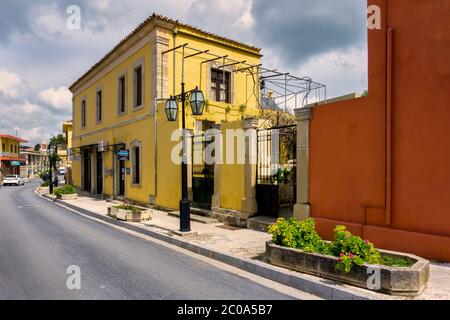 Archanes, Crète / Grèce. Vieilles maisons traditionnelles colorées de la ville d'Archanes (préfecture d'Héraklion) par une journée ensoleillée avec un ciel nuageux Banque D'Images