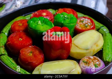 Cuisine traditionnelle grecque Gemista sur un plateau de cuisson rond prêt à être cuit. Poivrons farcis, tomates, courgettes, pommes de terre et oignons avec riz, légumes Banque D'Images