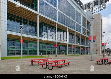 Tables et chaises en plastique rouge pour les visiteurs sur le côté du NRG Stadium à Houston pendant l'événement de l'élevage et du rodéo de Houston. Banque D'Images