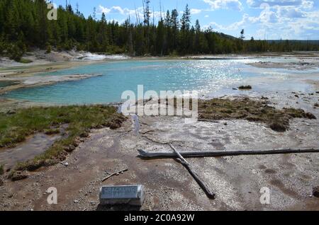 NORRIS JUNCTION, WYOMING - 7 JUIN 2017 : la lumière du soleil brille sur le lac crépitant dans le bassin de Norris Geyser, dans le parc national de Yellowstone Banque D'Images
