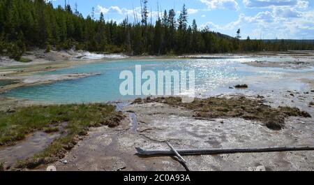 Printemps à Yellowstone: La lumière du soleil brille sur le lac crépitant tandis que craquant vapeur de printemps dans la région du bassin de porcelaine de Norris Geyser Basin Banque D'Images