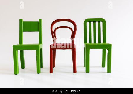 Chaises vertes et rouges, concept de stand Out Banque D'Images