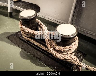 Vue détaillée de l'ancien treuil avec corde de navire Banque D'Images