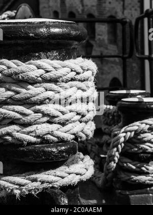 Vue détaillée de l'ancien treuil avec corde de navire Banque D'Images