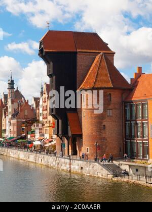 La grue médiévale sur la rivière Motlawa dans la vieille ville de Gdansk, Pologne. Vue profil. Banque D'Images