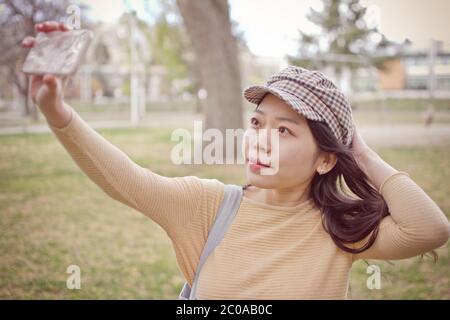 Une jeune femme asiatique attirante qui prend UN selfie Banque D'Images