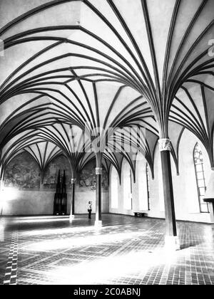 Le Grand réfectoire, la plus grande salle du château de Malbork avec un magnifique plafond de voûte gothique, Pologne. Image en noir et blanc. Banque D'Images