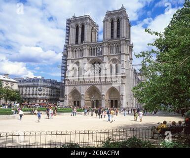 Façade ouest de notre-Dame de Paris, Parvis notre-Dame – place Jean-Paul-II, Paris, Île-de-France, France Banque D'Images