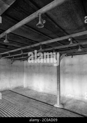 Salle de bains avec douches dans camp de concentration. En noir et blanc. Banque D'Images