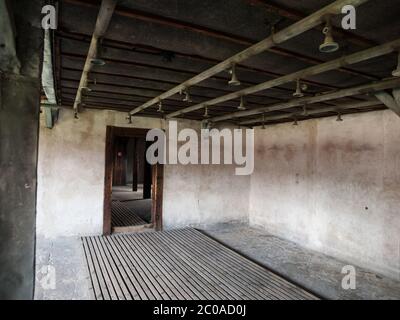 Intérieur de la salle de bains avec douches dans camp de concentration Banque D'Images