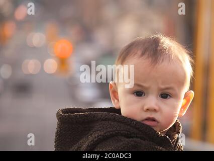 Portrait de bébé bokeh avec expression faciale confuse Banque D'Images