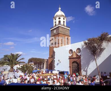 Église Nuestra Señora de Guadalupe et marché du dimanche, Plaza de la Constitucion, Teguise, Lanzarote, îles Canaries, Espagne Banque D'Images