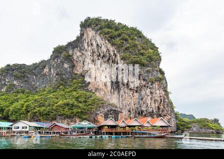 Le village de Koh Panyee ou de Punyi Island est flottant Banque D'Images