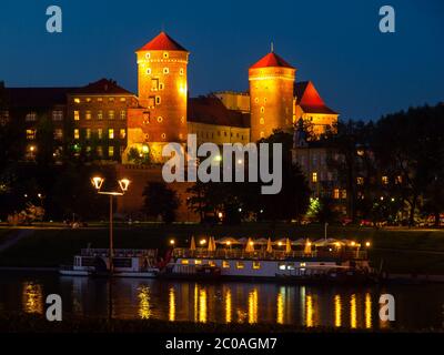 Château de Wawel et Vistule à Cracovie la nuit (Pologne) Banque D'Images