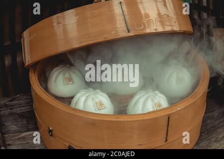 Petits pains de viande japonais frais dans un panier en bois Banque D'Images