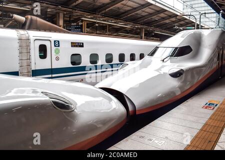 Train à grande vitesse Shinkansen japonais attendant sur une plate-forme à la gare d'Osaka Banque D'Images