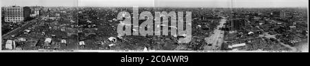 [ Japon des années 1920 - Grand tremblement de terre de Kanto ] — vue panoramique de l’énorme destruction des districts de Kyobashi et Ginza à Tokyo après le grand tremblement de terre de Kanto (Kanto Daishinsai) du 1er septembre 1923 (Taisho 12). Le séisme, dont l'ampleur est estimée entre 7.9 et 8.4 sur l'échelle de Richter, a dévasté Tokyo, la ville portuaire de Yokohama, les préfectures environnantes de Chiba, Kanagawa et Shizuoka, et a fait plus de 140,000 victimes. carte postale vintage du xxe siècle. Banque D'Images