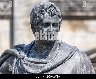 Jeudi 11 juin 2020. Édimbourg, Écosse. La statue de John Hope, 4e comte de Hopetoun, devant la maison Dundas de la Bank of Scotland, sur la place St Andrew, à Édimbourg. La statue est entourée de controverses en raison de sa propriété de plantations à la Grenade et la Dominique où il a aidé à réprimer violemment la révolution des esclaves à la Grenade en 1795 - 1796, ce qui a entraîné la poursuite de l'esclavage à la Grenade pendant encore près de 40 ans. Banque D'Images