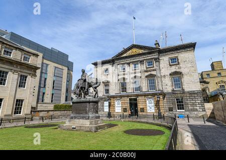 Jeudi 11 juin 2020. Édimbourg, Écosse. La statue de John Hope, 4e comte de Hopetoun, devant la maison Dundas de la Bank of Scotland, sur la place St Andrew, à Édimbourg. La statue est entourée de controverses en raison de sa propriété de plantations à la Grenade et la Dominique où il a aidé à réprimer violemment la révolution des esclaves à la Grenade en 1795 - 1796, ce qui a entraîné la poursuite de l'esclavage à la Grenade pendant encore près de 40 ans. Banque D'Images