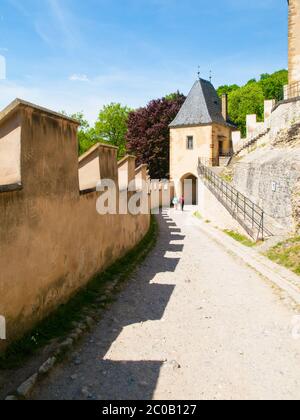 Première porte, entrée du vieux château gothique royal de Karlstejn, République tchèque. Banque D'Images