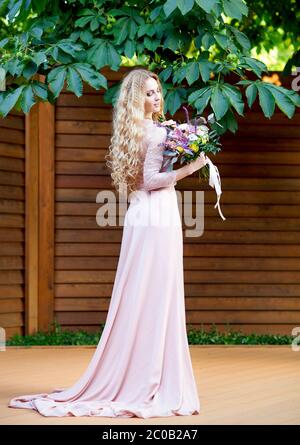 Mariée avec le bouquet de mariage avec de succulentes fleurs dans le style rétro Banque D'Images