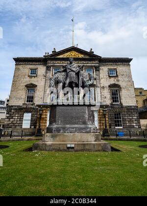 Jeudi 11 juin 2020. Édimbourg, Écosse. La statue de John Hope, 4e comte de Hopetoun, devant la maison Dundas de la Bank of Scotland, sur la place St Andrew, à Édimbourg. La statue est entourée de controverses en raison de sa propriété de plantations à la Grenade et la Dominique où il a aidé à réprimer violemment la révolution des esclaves à la Grenade en 1795 - 1796, ce qui a entraîné la poursuite de l'esclavage à la Grenade pendant encore près de 40 ans. Banque D'Images