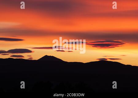 Killéarn, Stirlingshire, Écosse, Royaume-Uni. 11 juin 2020. Météo au Royaume-Uni - coucher de soleil époustouflant et formations de nuages spectaculaires sur Ben Lomond et Loch Lomond et le parc national des Trossachs crédit : Kay Roxby/Alay Live News Banque D'Images