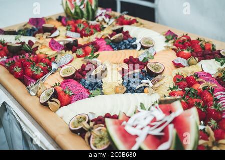 Table de buffet colorée avec divers fruits et légumes frais. Concept de célébration, fête, anniversaire ou mariage. Banque D'Images