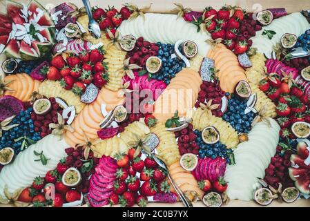 Vue de dessus de table de buffet colorée avec divers fruits et légumes frais. Composition de la pose à plat. Concept de célébration, fête, anniversaire ou mariage. Banque D'Images