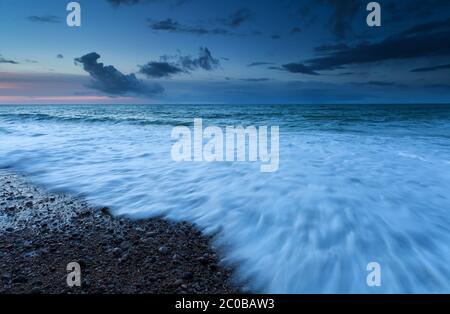 Vagues de l'océan Atlantique au crépuscule Banque D'Images