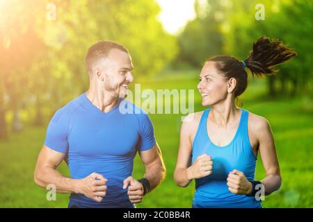 La formation à l'extérieur de coureurs. Ville d'exécution couple jogging à l'extérieur. Banque D'Images