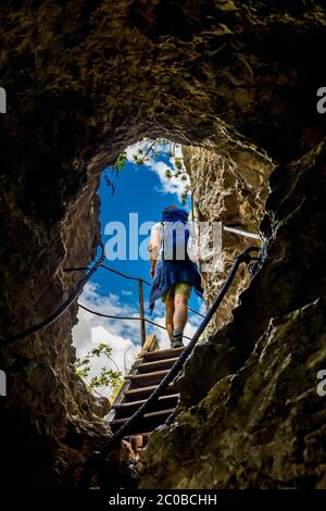 Femme sur le sentier de randonnée à la sortie Cave à Steinwandklamm en Autriche Banque D'Images