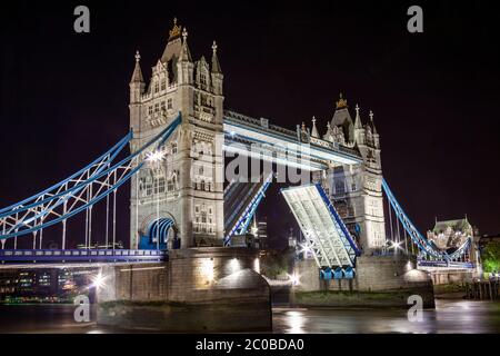 Tower Bridge sur la Tamise à Londres Angleterre de nuit avec son pont-levis ouvert une architecture populaire de voyage lieu de destination dans le Banque D'Images