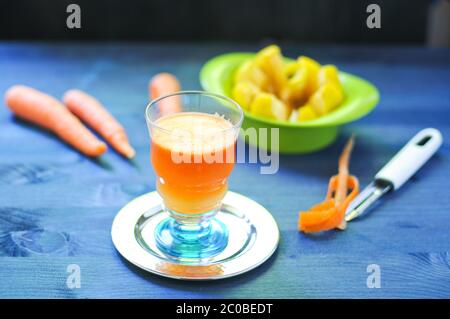 Le jus de carotte avec apple et citron gingembre Banque D'Images