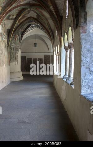 Bressanone - Brixen Trentin-Haut-Adige Illy. Vue à l'intérieur d'un des quatre couloirs du cloître du Duomo de Santa Maria Assunta e San Cassian Banque D'Images