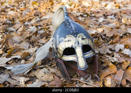 Ancien Casque viking forgé sur une feuille. Banque D'Images