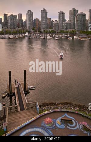 Ferry de False Creek Yaletown. Un ferry de banlieue approchant un quai de False Creek. Vancouver, Colombie-Britannique, Canada. Banque D'Images