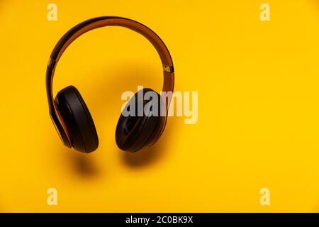 Casque sans fil sur un arrière-plan propre et de couleur unie Banque D'Images