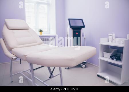 Équipement médical pour la cosmétologie, l'épilateur laser, le salon de beauté. Cabinet d'esthéticienne, détails intérieurs du salon de beauté. Bureau du cosmetologiste Banque D'Images