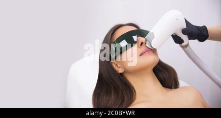 Procédures anti-âge. Concept de soins de la peau. Femme recevant un traitement de beauté faciale, en enlevant la pigmentation à la clinique cosmétique. Intensité de la lumière pulsée Banque D'Images