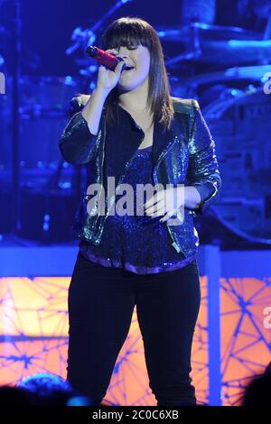 HOLLYWOOD FL - FÉVRIER 16 : une musique de poids excessif Kelly Clarkson se produit au Hard Rock Live tenu à l'hôtel et casino Seminole Hard Rock. Kelly Brianne Clarkson (née le 24 avril 1982) est une chanteuse, auteure-compositrice et actrice américaine. Clarkson est entrée en avant après avoir été le vainqueur de la saison inaugurale de la série télévisée American Idol: The Search for a Superstar en 2002 et sera plus tard le deuxième dans la série télévisée spéciale World Idol en 2003. Le 16 février 2012 à Hollywood, Floride. Personnes : Kelly Clarkson Banque D'Images