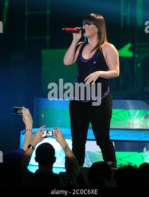 HOLLYWOOD FL - FÉVRIER 16 : une musique de poids excessif Kelly Clarkson se produit au Hard Rock Live tenu à l'hôtel et casino Seminole Hard Rock. Kelly Brianne Clarkson (née le 24 avril 1982) est une chanteuse, auteure-compositrice et actrice américaine. Clarkson est entrée en avant après avoir été le vainqueur de la saison inaugurale de la série télévisée American Idol: The Search for a Superstar en 2002 et sera plus tard le deuxième dans la série télévisée spéciale World Idol en 2003. Le 16 février 2012 à Hollywood, Floride. Personnes : Kelly Clarkson Banque D'Images