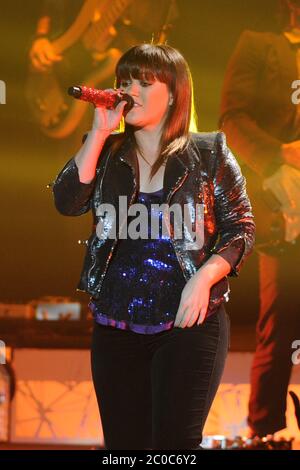 HOLLYWOOD FL - FÉVRIER 16 : une musique de poids excessif Kelly Clarkson se produit au Hard Rock Live tenu à l'hôtel et casino Seminole Hard Rock. Kelly Brianne Clarkson (née le 24 avril 1982) est une chanteuse, auteure-compositrice et actrice américaine. Clarkson est entrée en avant après avoir été le vainqueur de la saison inaugurale de la série télévisée American Idol: The Search for a Superstar en 2002 et sera plus tard le deuxième dans la série télévisée spéciale World Idol en 2003. Le 16 février 2012 à Hollywood, Floride. Personnes : Kelly Clarkson Banque D'Images