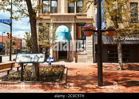 Boulder, Colorado - 27 mai 2020 : magasins, entreprises et restaurants le long de Pearl Street Mall, une galerie marchande piétonne dans le comté de Boulder Banque D'Images