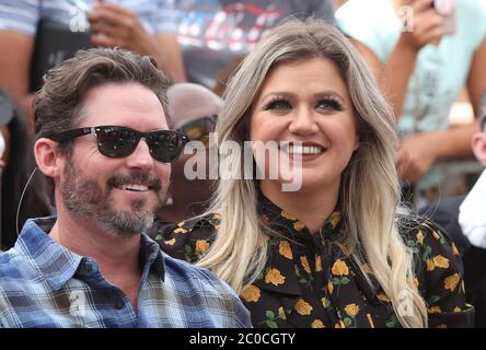 11 juin 2020 - Kelly Clarkson dépose un divorce du mari Brandon Blackstock. L'entraîneur ''Voice'' et Blackstock, un directeur musical, sont mariés depuis octobre 2013 et ont deux enfants ensemble, River Rose et Remington Alexander. Blackstock a également deux enfants d'un mariage précédent. Photo du dossier : 22 août 2018 - Hollywood, Californie - Brandon Blackstock et Kelly Clarkson. Simon Cowell est honoré par Star sur le Hollywood Walk of Fame. (Image crédit: © Faye Sadou/AdMedia via ZUMA Wire) Banque D'Images