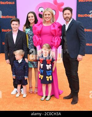 11 juin 2020 - Kelly Clarkson dépose un divorce du mari Brandon Blackstock. L'entraîneur ''Voice'' et Blackstock, un directeur musical, sont mariés depuis octobre 2013 et ont deux enfants ensemble, River Rose et Remington Alexander. Blackstock a également deux enfants d'un mariage précédent. Photo du dossier : 27 avril 2019 - Los Angeles, Californie - Seth Blackstock, Remington Alexander Blackstock, Savannah Blackstock, Kelly Clarkson, River Rose Blackstock, Brandon Blackstock. ''UGLYDOLLS'' première mondiale tenue à Regal L.A. En direct : un Centre d'innovation Barco. (Image de crédit : © Birdie Thompson/AdMed Banque D'Images