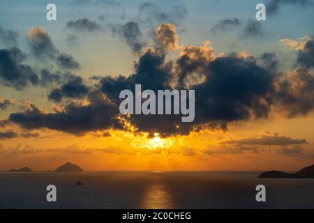 Lever du soleil sur Hon Chong cape, Nha Trang, province de Khanh Hoa, Vietnam. Concept de voyage et de nature. Ciel du matin, nuages, soleil et eau de mer Banque D'Images