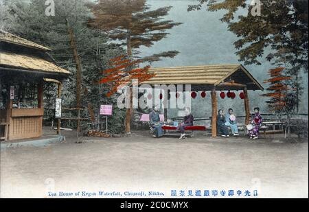 [ 1900s Japon - Kegon Falls Tea House ] — le salon de thé de Kegon Falls (華厳滝, Kegon Taki) au lac Chuzenji près de Nikko dans la préfecture de Tochigi. carte postale vintage du xxe siècle. Banque D'Images